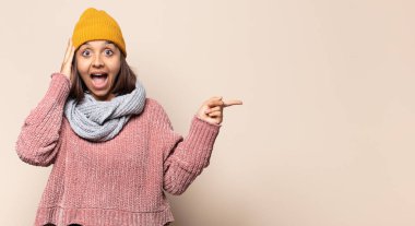 Genç bir kadın üzgün, hayal kırıklığına uğramış, gergin ve depresif, iki eliyle yüzünü kaplayan, ağlayan