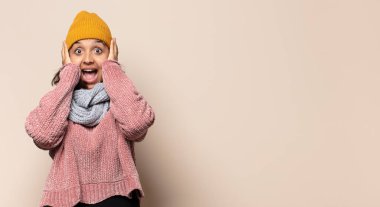 Kafası karışmış, güvensiz ve şüpheyle zıt yönlere bakan genç bir kadın.