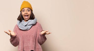 Genç kadın gülümsüyor ve rahatlıyor, tatmin oluyor, kaygısız, neşeli ve rahatlatıcı.