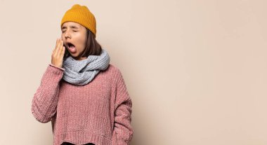 Genç kadın sinirli, sinirli ve hayal kırıklığına uğramış görünüyor. Senin neyin var? 