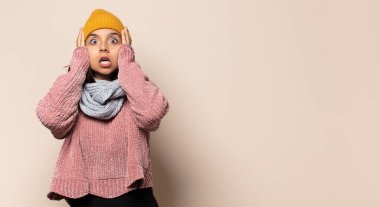 Dehşete kapılmış ve şok olmuş genç bir kadın ağzı açık bir şekilde şaşkınlık içinde.