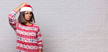 Noel Baba şapkalı güzel bir kadın. Noel konsepti