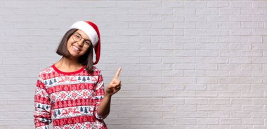 Noel Baba şapkalı güzel bir kadın. Noel konsepti