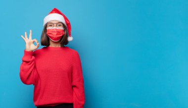 Noel Baba şapkalı güzel bir kadın. Noel konsepti