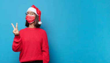 Noel Baba şapkalı güzel bir kadın. Noel konsepti