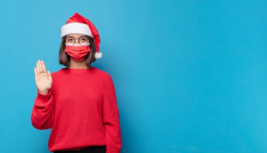 Noel Baba şapkalı güzel bir kadın. Noel konsepti