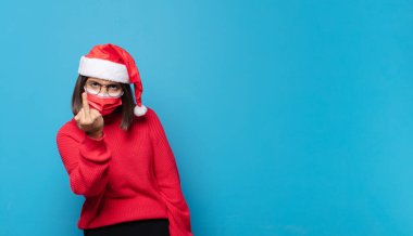 Noel Baba şapkalı güzel bir kadın. Noel konsepti