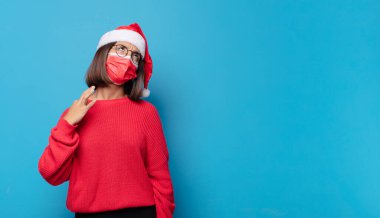 Noel Baba şapkalı güzel bir kadın. Noel konsepti