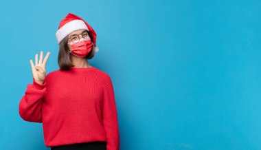 Noel Baba şapkalı güzel bir kadın. Noel konsepti