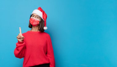 Noel Baba şapkalı güzel bir kadın. Noel konsepti