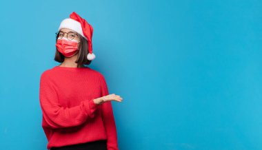 Noel Baba şapkalı güzel bir kadın. Noel konsepti