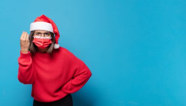 Noel Baba şapkalı güzel bir kadın. Noel konsepti