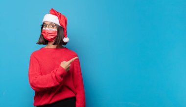 Noel Baba şapkalı güzel bir kadın. Noel konsepti