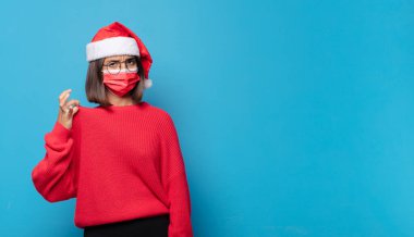 Noel Baba şapkalı güzel bir kadın. Noel konsepti