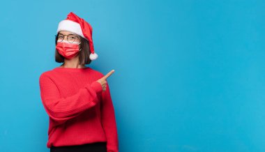 Noel Baba şapkalı güzel bir kadın. Noel konsepti