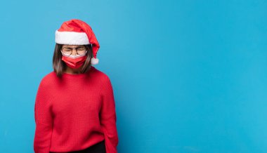 Noel Baba şapkalı güzel bir kadın. Noel konsepti