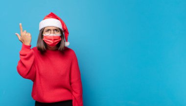 Noel Baba şapkalı güzel bir kadın. Noel konsepti