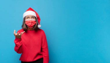 Noel Baba şapkalı güzel bir kadın. Noel konsepti