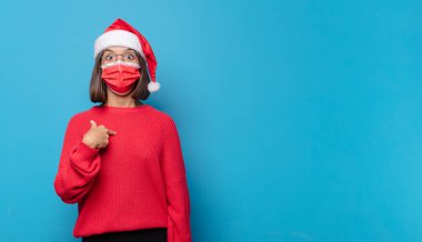 Noel Baba şapkalı güzel bir kadın. Noel konsepti