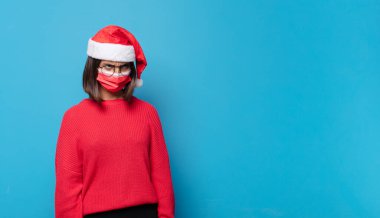 Noel Baba şapkalı güzel bir kadın. Noel konsepti