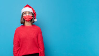 Noel Baba şapkalı güzel bir kadın. Noel konsepti