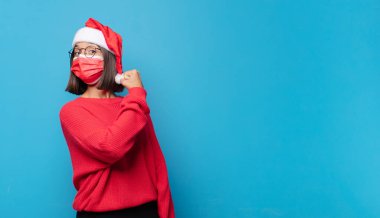 Noel Baba şapkalı güzel bir kadın. Noel konsepti