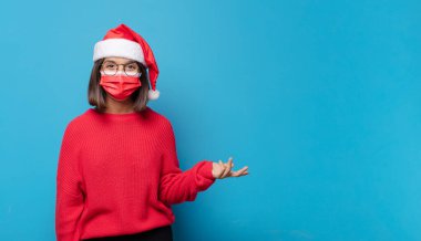 Noel Baba şapkalı güzel bir kadın. Noel konsepti