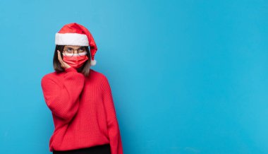 Noel Baba şapkalı güzel bir kadın. Noel konsepti