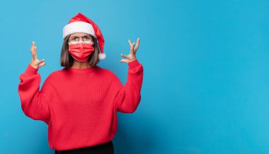 Noel Baba şapkalı güzel bir kadın. Noel konsepti