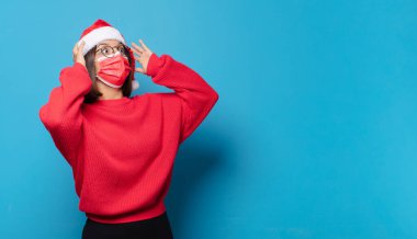 Noel Baba şapkalı güzel bir kadın. Noel konsepti