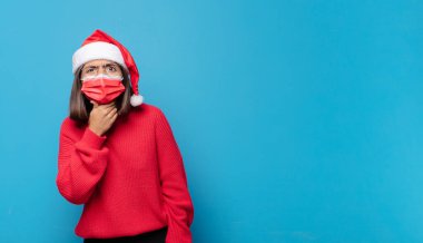 Noel Baba şapkalı güzel bir kadın. Noel konsepti