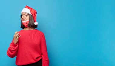 Noel Baba şapkalı güzel bir kadın. Noel konsepti