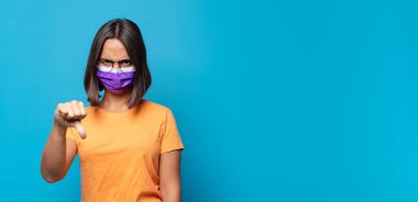 Huysuz, sinirli, sinirli, hayal kırıklığına uğramış ya da canı sıkkın genç bir kadın.