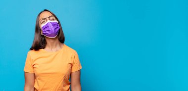 Genç bir kadın tiksinmiş ve rahatsız olmuş hissediyor. Dilini dışarı çıkarıyor. İğrenç ve iğrenç bir şeyden hoşlanmıyor.