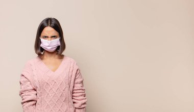 Genç bir kadın üzgün, üzgün ya da kızgın ve olumsuz bir tavır takınıyor, anlaşmazlık içinde kaşlarını çatıyor.