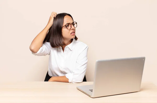 Sentir Confuso Confuso Coçar Cabeça Olhar Para Lado — Fotografia de Stock