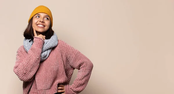 Mujer Joven Sonriendo Ampliamente Mirando Feliz Positivo Seguro Exitoso Con —  Fotos de Stock