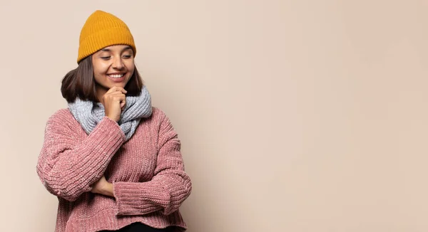 Jonge Vrouw Vieren Een Ongelooflijk Succes Als Een Winnaar Zoek — Stockfoto