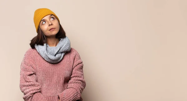 Jonge Vrouw Die Gelukkig Trots Verrast Uitziet Vrolijk Naar Zichzelf — Stockfoto