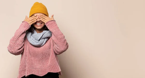 Jonge Vrouw Voelt Zich Verliefd Ziet Schattig Schattig Gelukkig Uit — Stockfoto