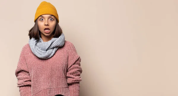 Joven Mujer Sintiéndose Alegre Sorprendida Sonriendo Con Una Expresión Conmocionada — Foto de Stock