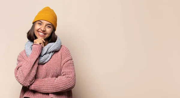 Mujer Joven Sintiéndose Desconcertada Confundida Rascándose Cabeza Mirando Lado — Foto de Stock