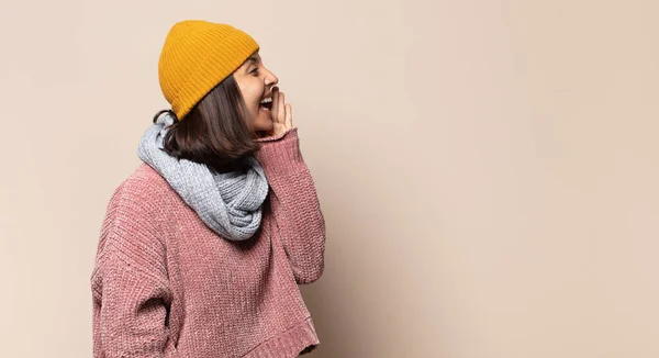 Mujer Joven Sonriendo Felizmente Mirando Hacia Los Lados Preguntándose Pensando — Foto de Stock