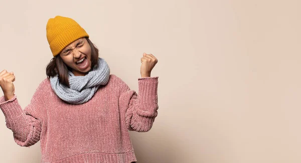 Jonge Vrouw Bedekken Gezicht Met Handen Gluren Tussen Vingers Met — Stockfoto