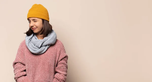 Jonge Vrouw Glimlacht Trots Vol Vertrouwen Voelt Zich Gelukkig Tevreden — Stockfoto