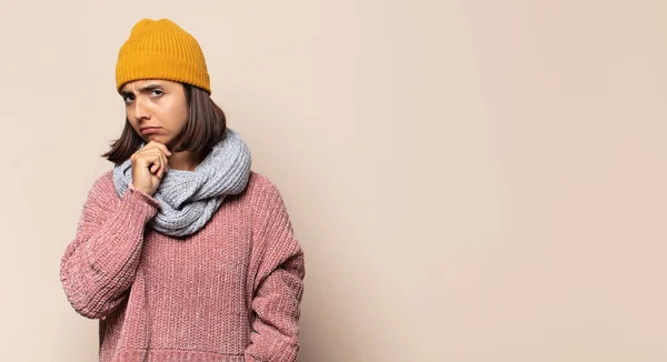 Jonge Vrouw Die Zich Boos Geïrriteerd Opstandig Agressief Voelt Middelvinger — Stockfoto