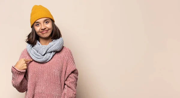 Junge Frau Lächelt Fröhlich Fühlt Sich Glücklich Zufrieden Und Entspannt — Stockfoto