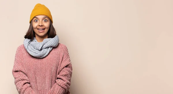 Jonge Vrouw Zoek Slaperig Verveeld Gapen Met Een Hoofdpijn Een — Stockfoto