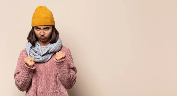 Mujer Joven Que Parece Una Triunfadora Feliz Orgullosa Satisfecha Sonriendo — Foto de Stock