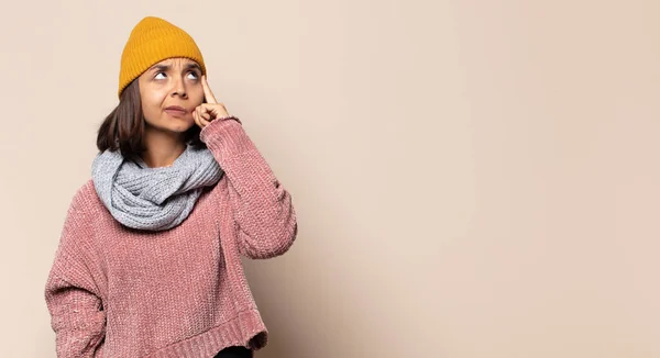 Jonge Vrouw Kijken Opgewonden Verrast Wijzend Naar Zijkant Omhoog Ruimte — Stockfoto